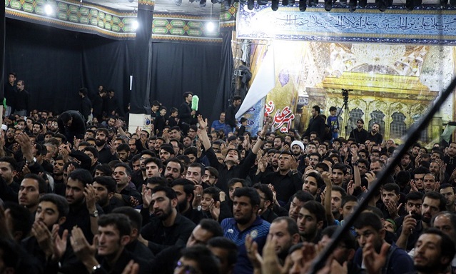 حضور ۴ هزار نفر در مراسم عزاداری هیئت محبین اهل بیت (ع) دانشگاه شیراز/ نوحه خوانی دانشجویان یمنی در عزاداری محرم
