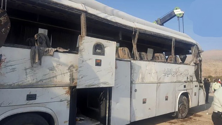 واژگونی مرگبار اتوبوس در جاده اصفهان - شیراز / ۵ تن کشته شدند+ عکس