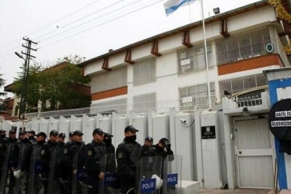 حمله کشاورز ترک به سفارت اسرائیل با تراکتور