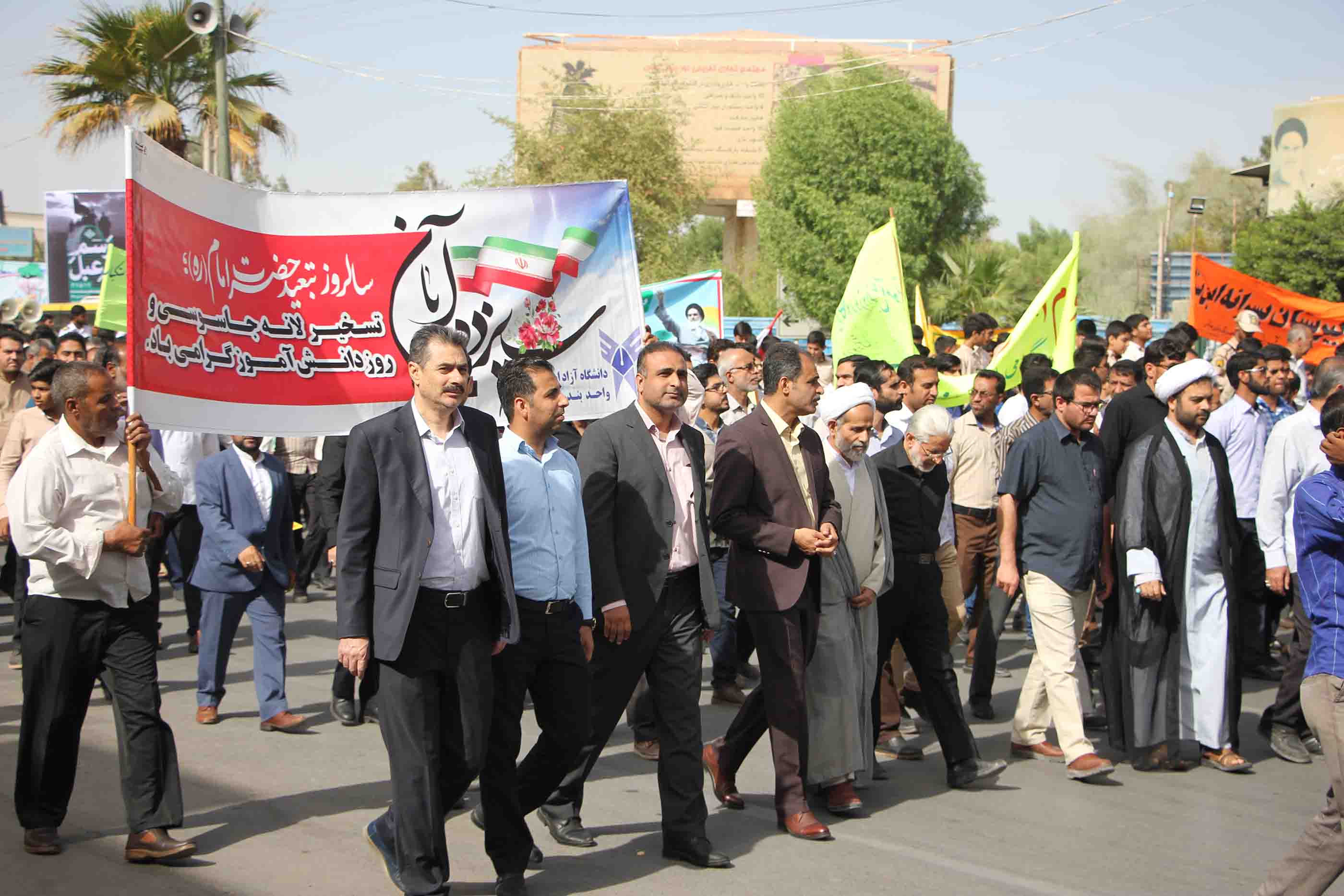 //حضور گسترده استادان، کارکنان و دانشجویان//// دانشگاهیان بندرعباس در راهپیمایی یوم الله ۱۳ آبان حضور گسترده ای داشتند