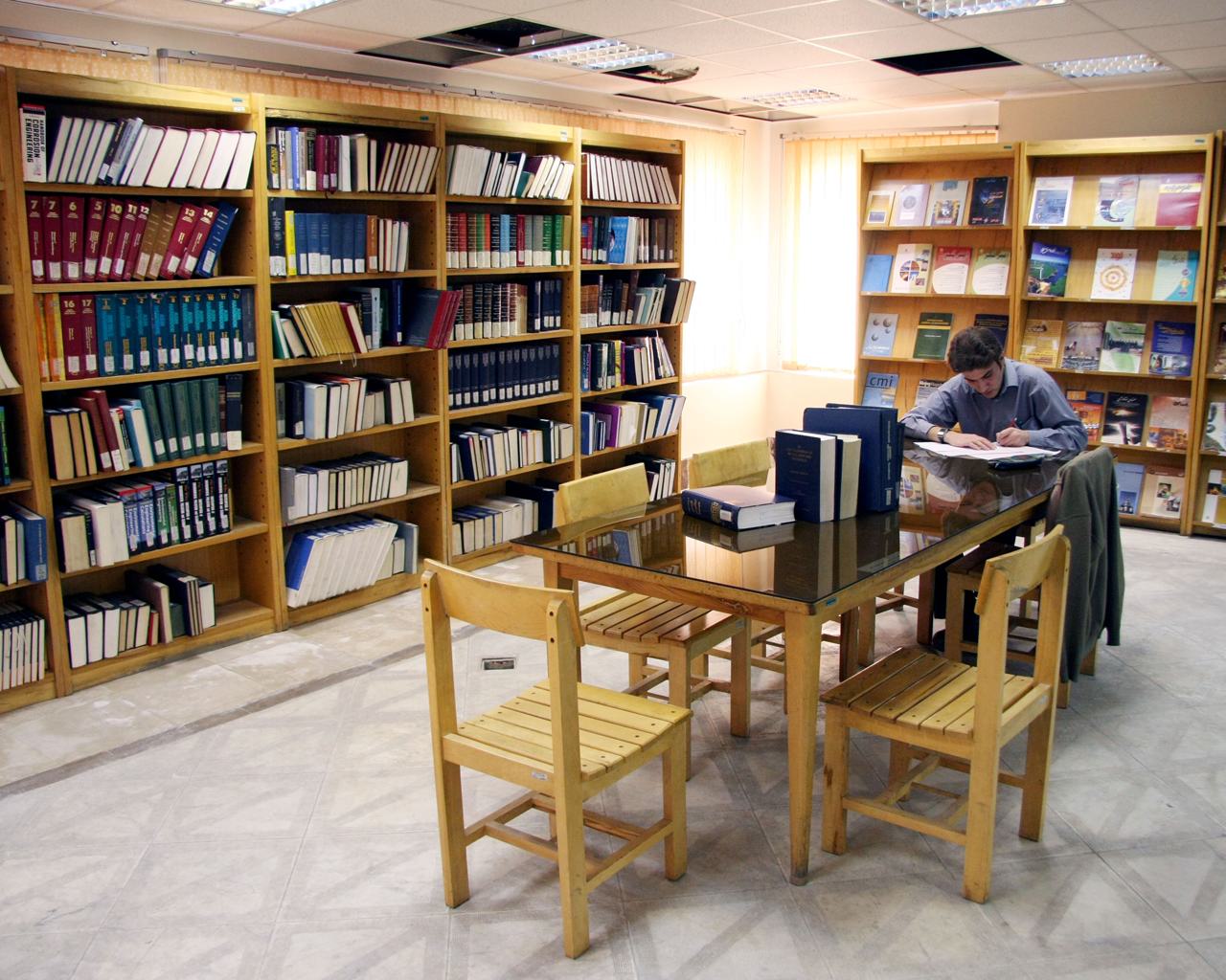 کتابخانه مرکزی دانشگاه مازندران یکی از بزرگ‌ترین کتابخانه‌های شمال کشور/ فروش نسخه‌های تکراری کتاب‌های کتابخانه مرکزی و مرکز اسناد دانشگاه مازندران
