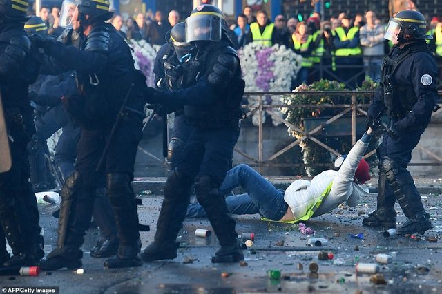 اعتراضات سراسری در فرانسه یک کشته و صدها زخمی بر جا گذاشت +تصاویر