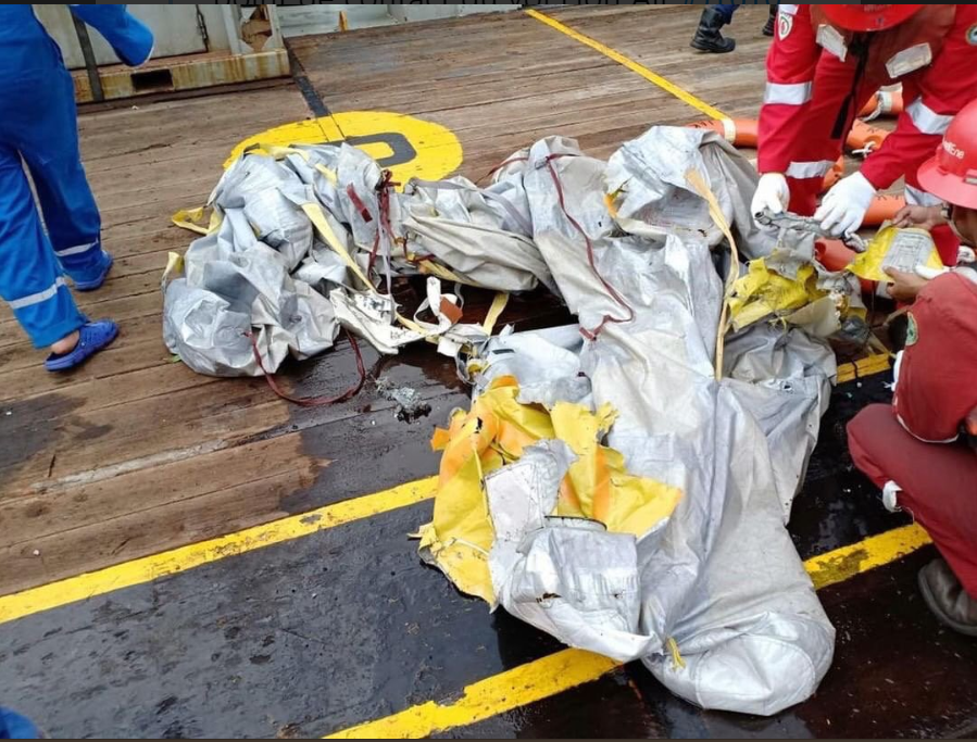 سقوط هواپیمای اندونزی در دریا با بیش از ۱۸۰ مسافر