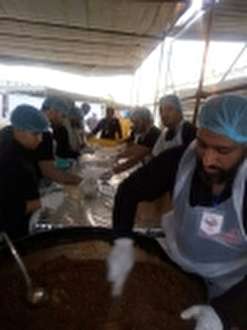 آشپزهای جهادی در «مضیف عتبه علویه (ع)»/ پخت بیش از ۳۰ هزار غذای متبرک