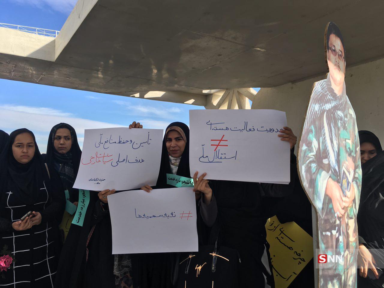 دانشجویان مشهدی در روز دانشجو برای استکبار جهانی خط و نشان کشیدند/سلبریتی ها چرا در برابر اتفاقات فرانسه سکوت کردند؟!