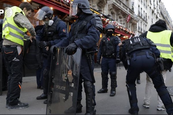 پلیس فرانسه در دم ۲۷۸ نفر را دستگیر کرد/ اعزام خودروهای زرهی به پاریس