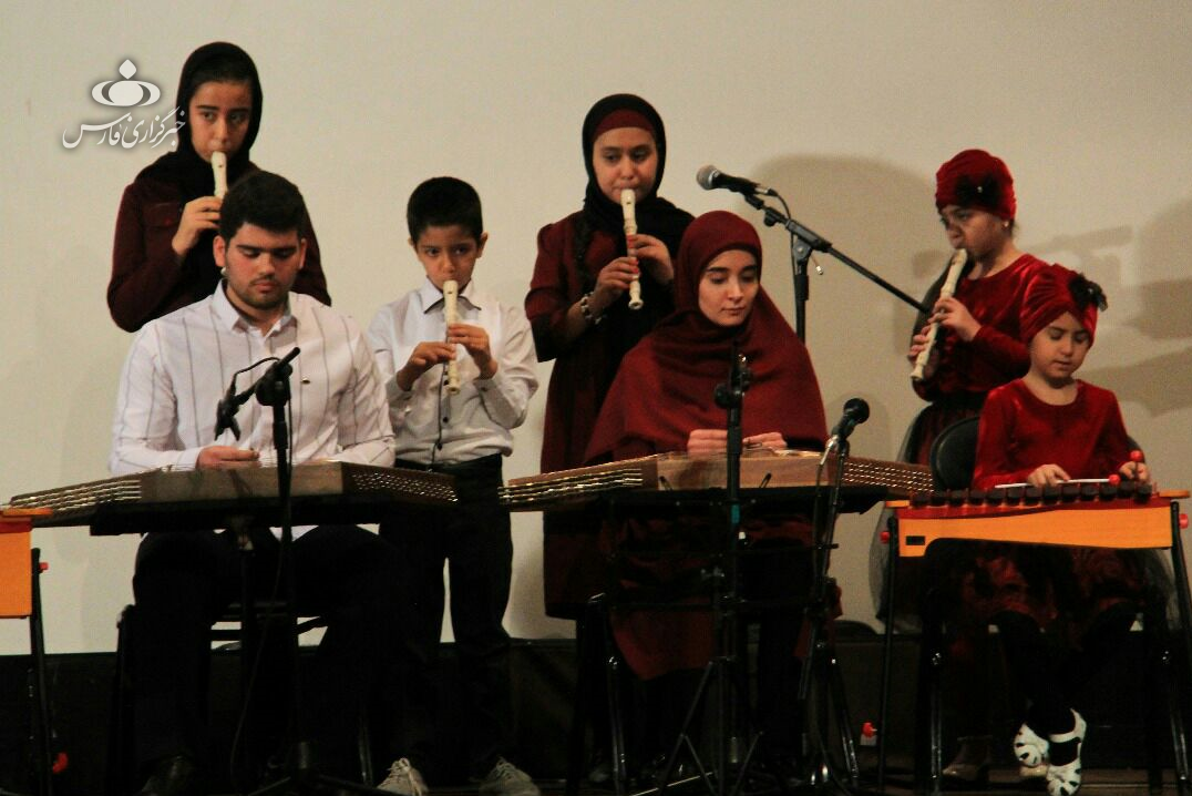 نخستین کنسرت کودکان مبتلا به سرطان در اراک برگزار شد/ نواختن آهنگ امید با دست‌های کوچک سرطانی +عکس