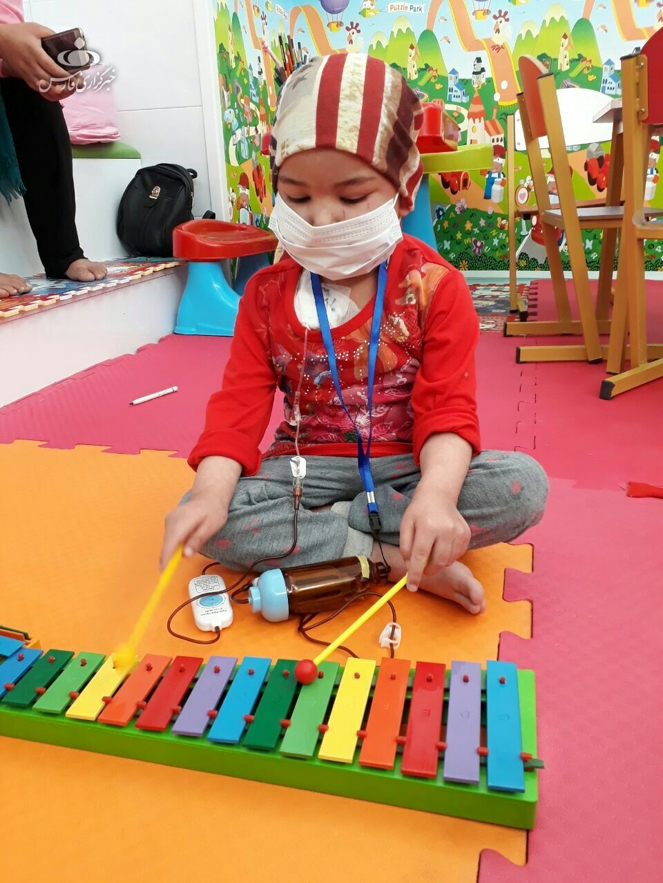نخستین کنسرت کودکان مبتلا به سرطان در اراک برگزار شد/ نواختن آهنگ امید با دست‌های کوچک سرطانی +عکس