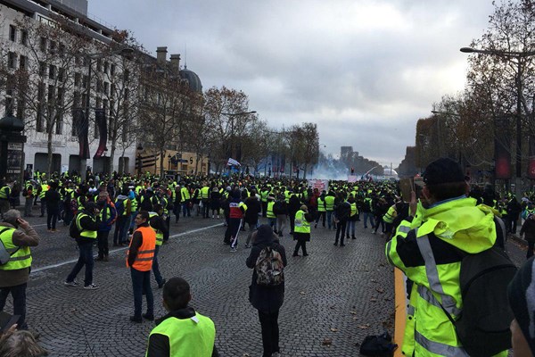 آشوب دوباره فرانسه را فرا گرفت/ برخورد با معترضان با گاز اشک‌آور و ماشین‌آب‌پاش +عکس و فیلم