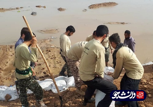 //جهادگران دانشگاه‌های آزاد خوزستان به سیل زدگان سوسنگرد خدمت رسانی کردند/ توزیع روزانه ۵۰۰ بسته غذایی در بین سیل زدگان