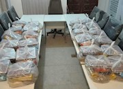 دانشجویان جهادی کازرون ۲۴ بسته غذایی عیدانه به محرومان هدیه کردند