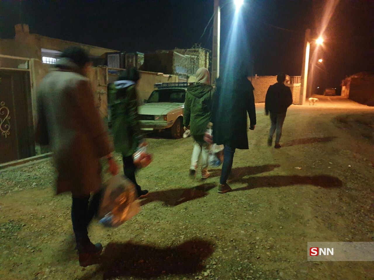 گروههای جهادی شب یلدای خود را با حاشیه نشینان شهر تهران گذراندن/ کمک به بیش از 100 خانواده محروم + تصاویر