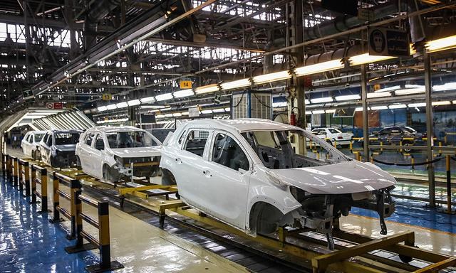 کاکایی: نمی‌دانیم چرا دولت از صنعت خودرو دل نمی‌کند / ۸ سال طول کشید تا یک وزیر سند استراتژیک خودرو را امضا کند