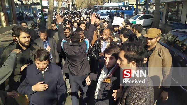 حرکت دانشجویان به سمت بیت مقام معظم رهبری برای عرض تسلیت شهادت سردار سلیمانی+ فیلم و عکس