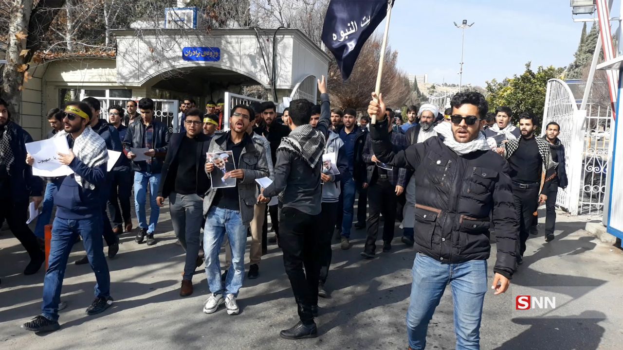 جمعی از دانشگاهیان دانشگاه شیراز در محکومیت ترور سردار سلیمانی راهپیمایی کردند