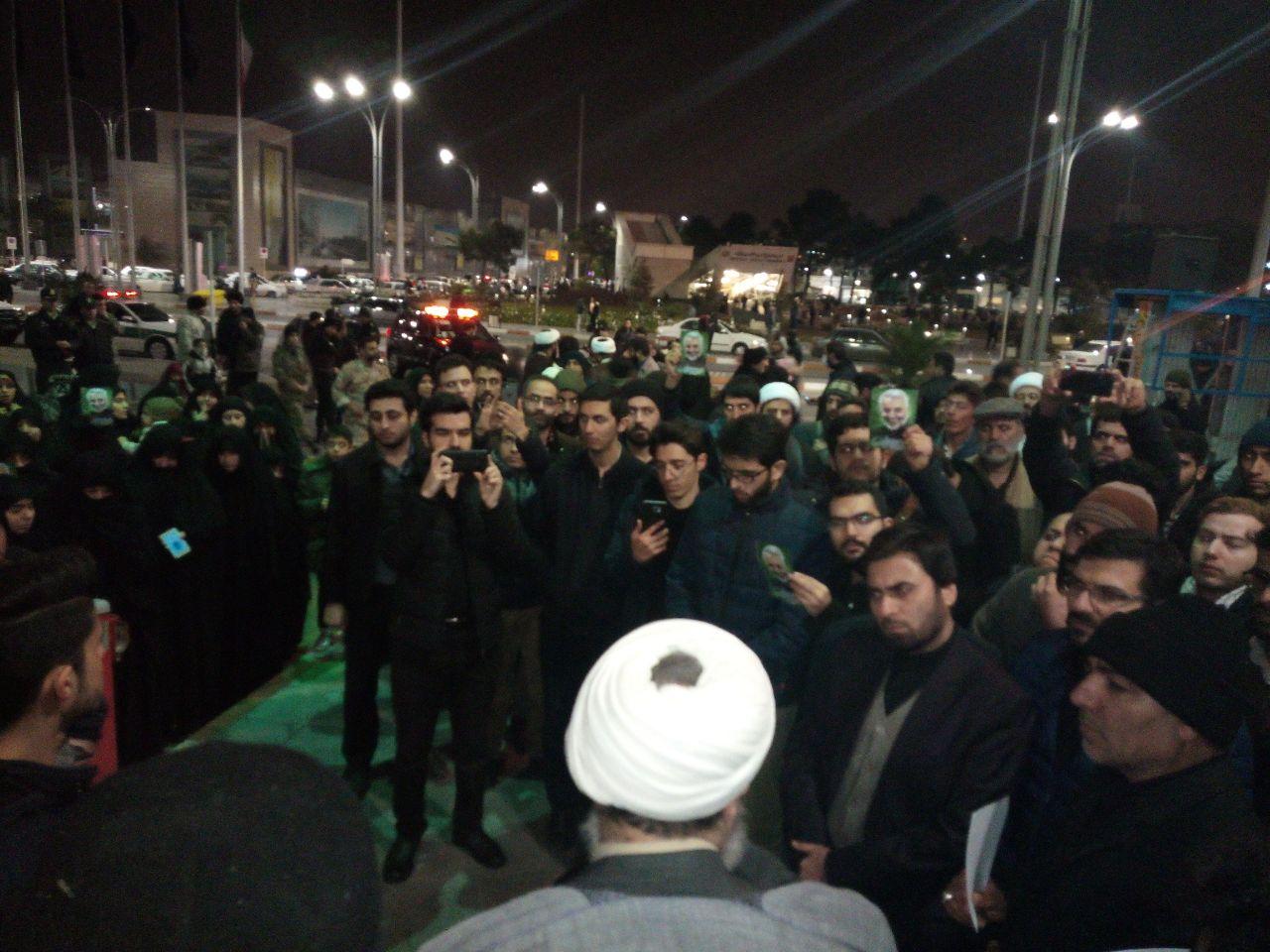 صدها نفر از دانشجویان و طلاب از شب گذشته در فرودگاه مهر‌آباد تهران تحصن کردند 4