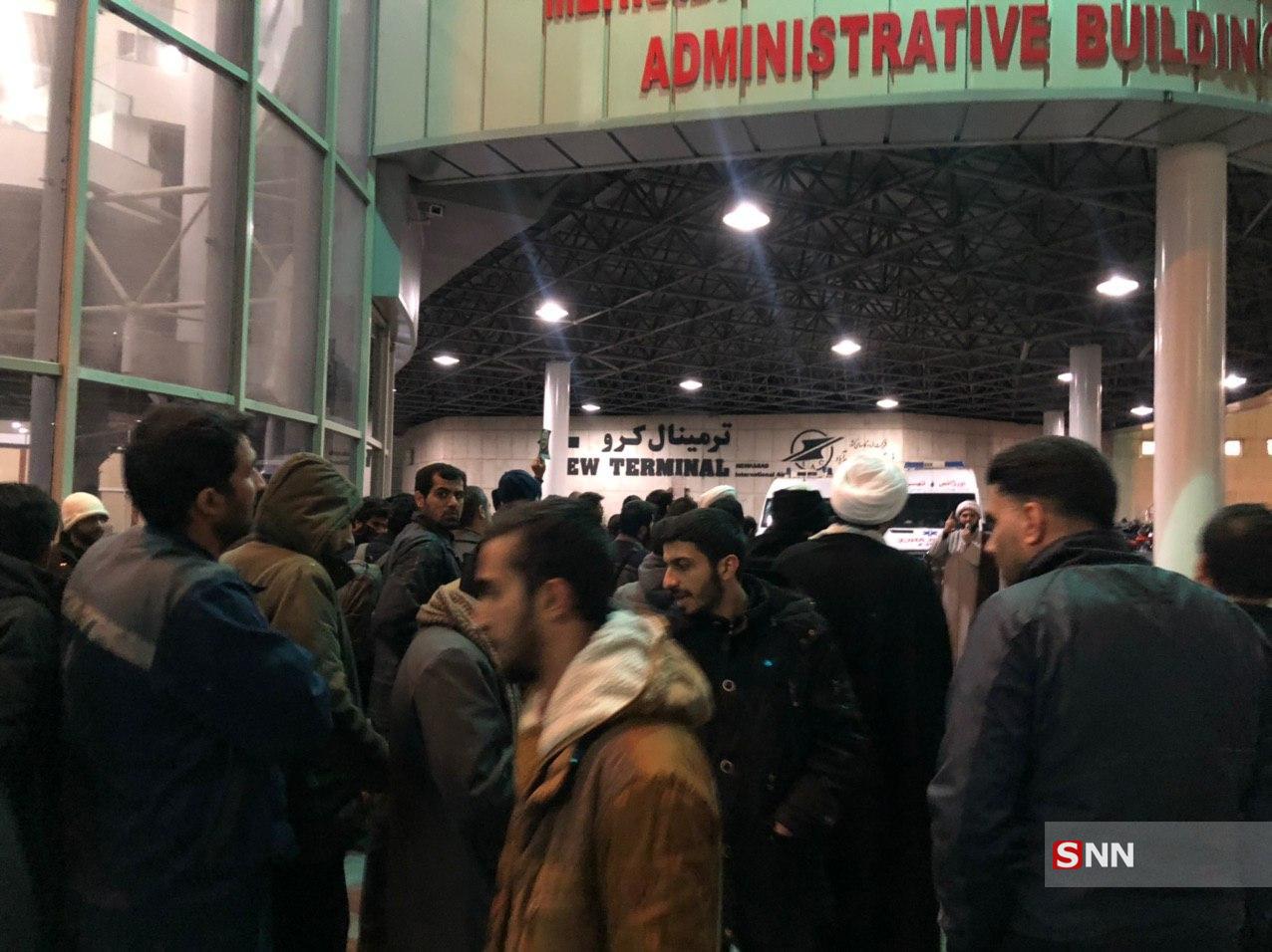 صدها نفر از دانشجویان و طلاب ساعاتی پیش در فرودگاه مهر‌آباد تهران، تحصن کردند