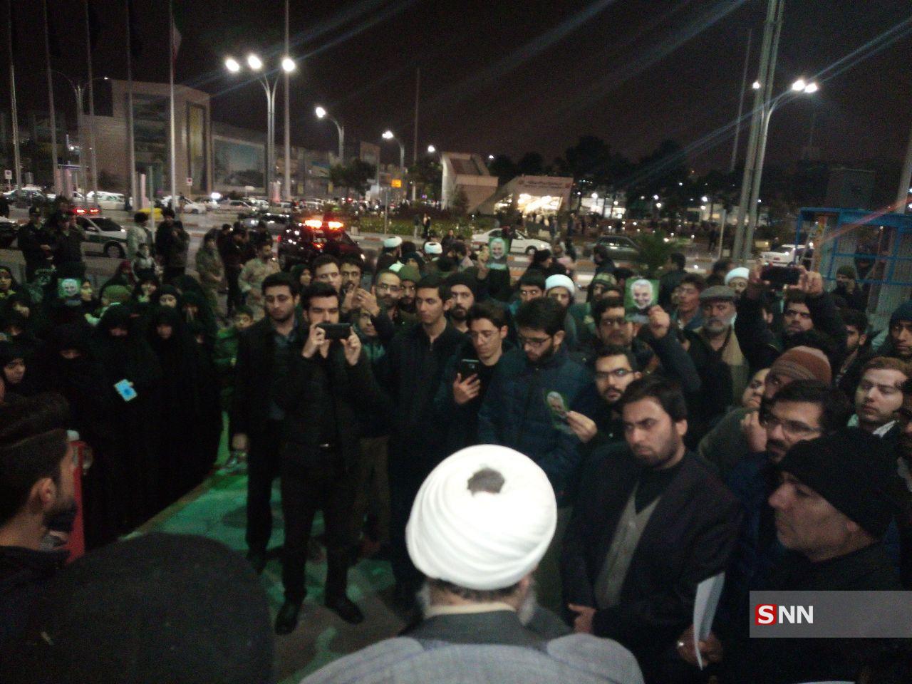 صدها نفر از دانشجویان و طلاب از شب گذشته در فرودگاه مهر‌آباد تهران تحصن کردند 2