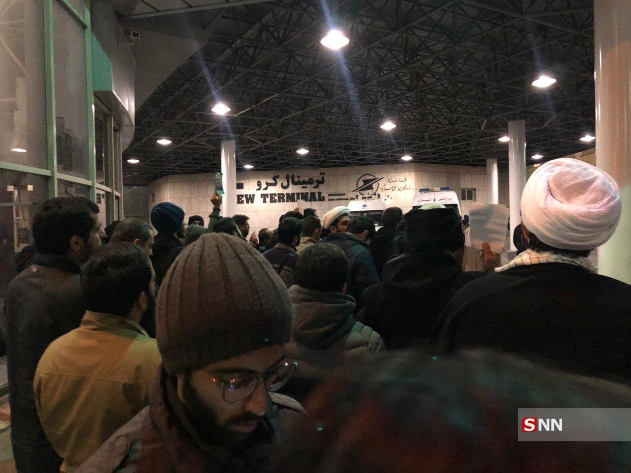 صدها نفر از دانشجویان و طلاب ساعاتی پیش در فرودگاه مهر‌آباد تهران تحصن کردند