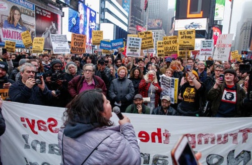 تظاهرات آمریکایی‌ها علیه جنگ با ایران/ پرچم ایران و تصاویر سردار سلیمانی در نیویورک