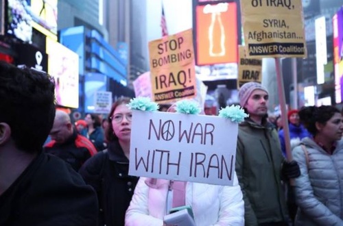 تظاهرات آمریکایی‌ها علیه جنگ با ایران/ پرچم ایران و تصاویر سردار سلیمانی در نیویورک