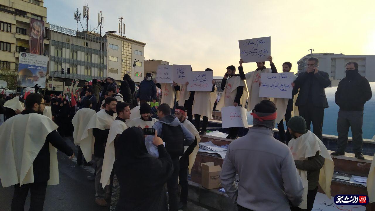 حضور دانشجویان کفن‌پوش در میدان انقلاب