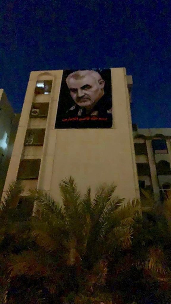 نصب تصاویر شهید سلیمانی و ابومهدی روبروی سفارت آمریکا در بغداد