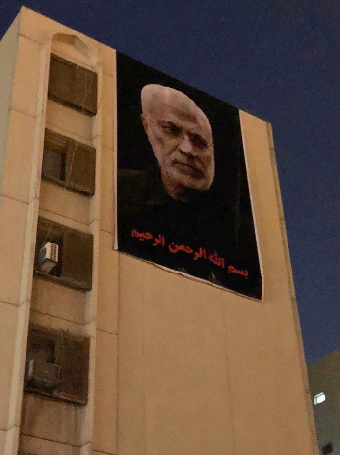 نصب تصاویر شهید سلیمانی و ابومهدی روبروی سفارت آمریکا در بغداد