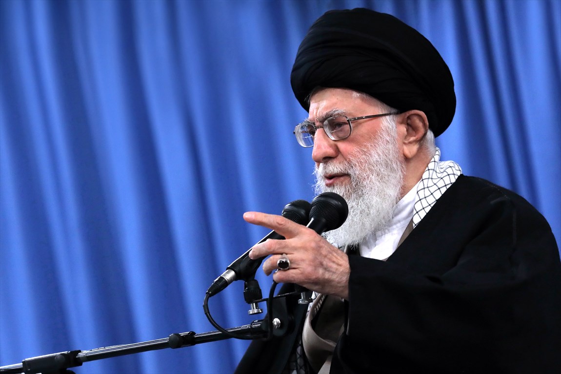 رهبر معظم انقلاب: می‌توانیم به برکت ایمان و غیرت دینی کارهای بزرگ انجام دهیم / ملت ایران امروز در مقابل زورگویان عالم مجهز هستند