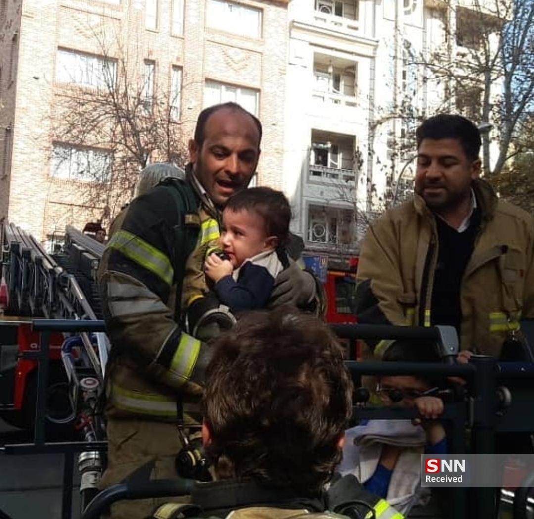 آتش سوزی در یک ساختمان ۵ طبقه/ مادر و کودک نجات یافتند
