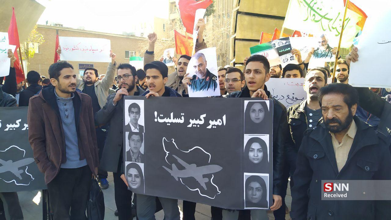 تجمع دانشگاهیان امیرکبیر به مناسبت گرامیداشت شهدای سانحه هوایی و اعتراض به شعارهای هنجارشکنه علیه شهید سلیمانی