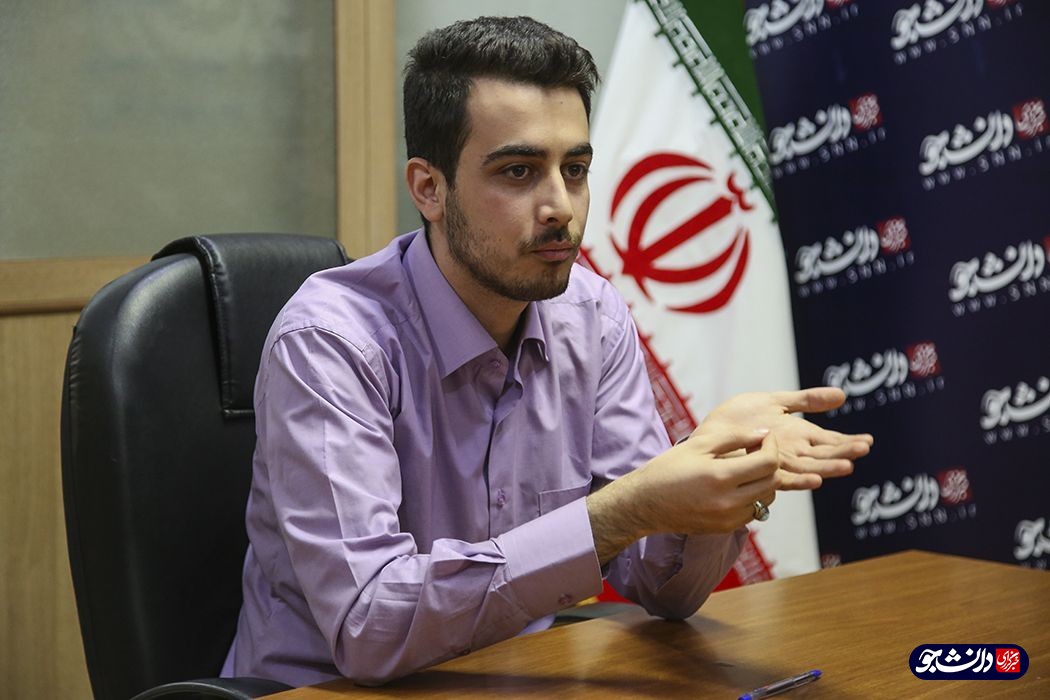 چرا دانشجوی مدال طلای دانشگاه تهران باید در پیک موتوری کار کند؟ / دانشجو صدقه خور نیست، کار می‌خواهد تا زندگی‌اش را بسازد