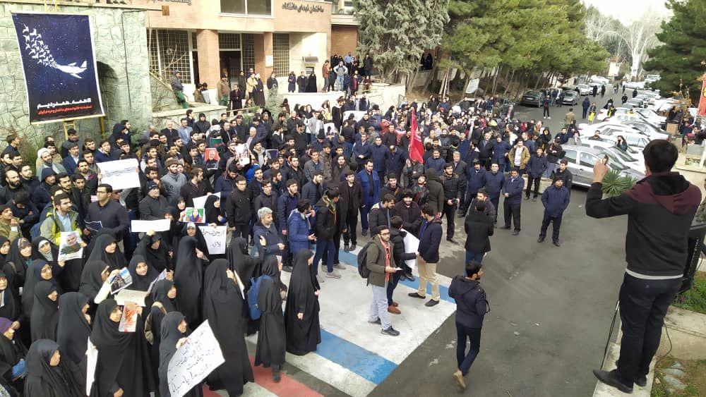 دانشجویان و اساتید دانشگاه شهید بهشتی در محوطه دانشگاه تجمع کردند
