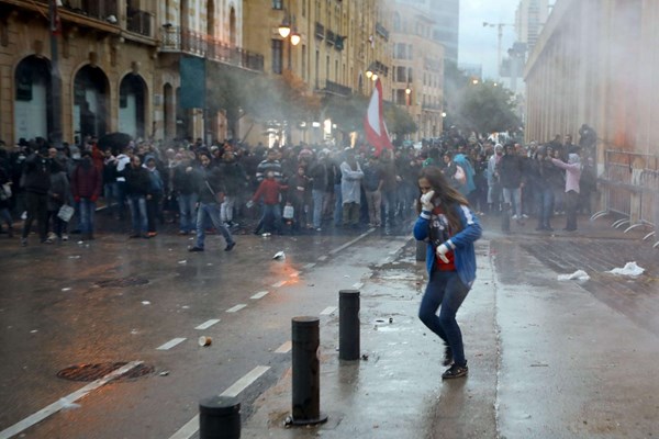 بازداشت یک آمریکایی در اعتراضات بیروت / ۱۴۵ نفر مجروح شدند
