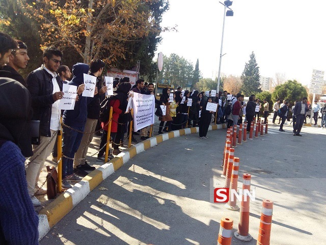 جمعی از دانشجویان دانشگاه شیراز در اعتراض به اخراج یکی از فعالین دانشجویی تجمع کردند +تصاویر