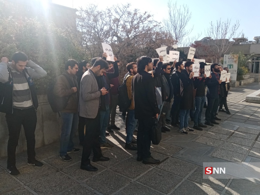 دانشجویان ساکن خوابگاه‌های سطح شهر دانشگاه تهران تجمع اعتراضی برگزار کردند+ عکس
