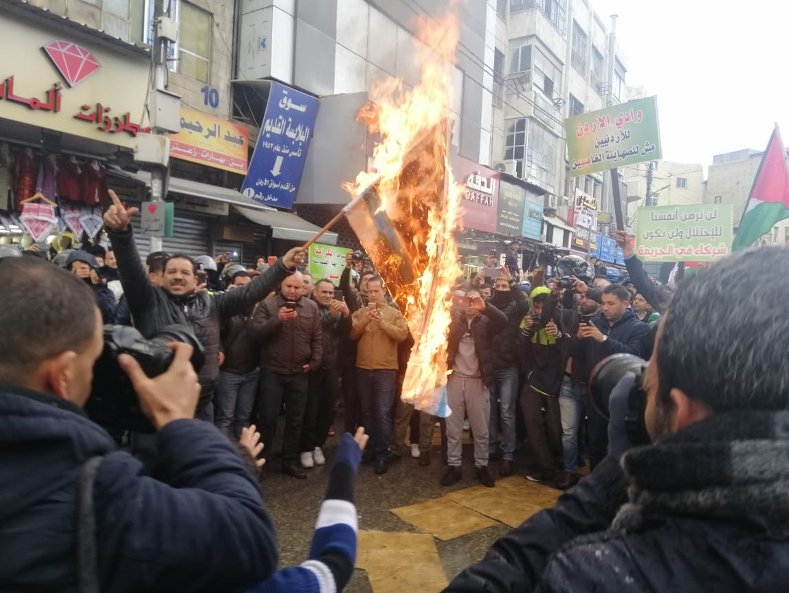 اردنی‌های خشمگین پرچم رژیم صهیونیستی را آتش زدند+ تصاویر