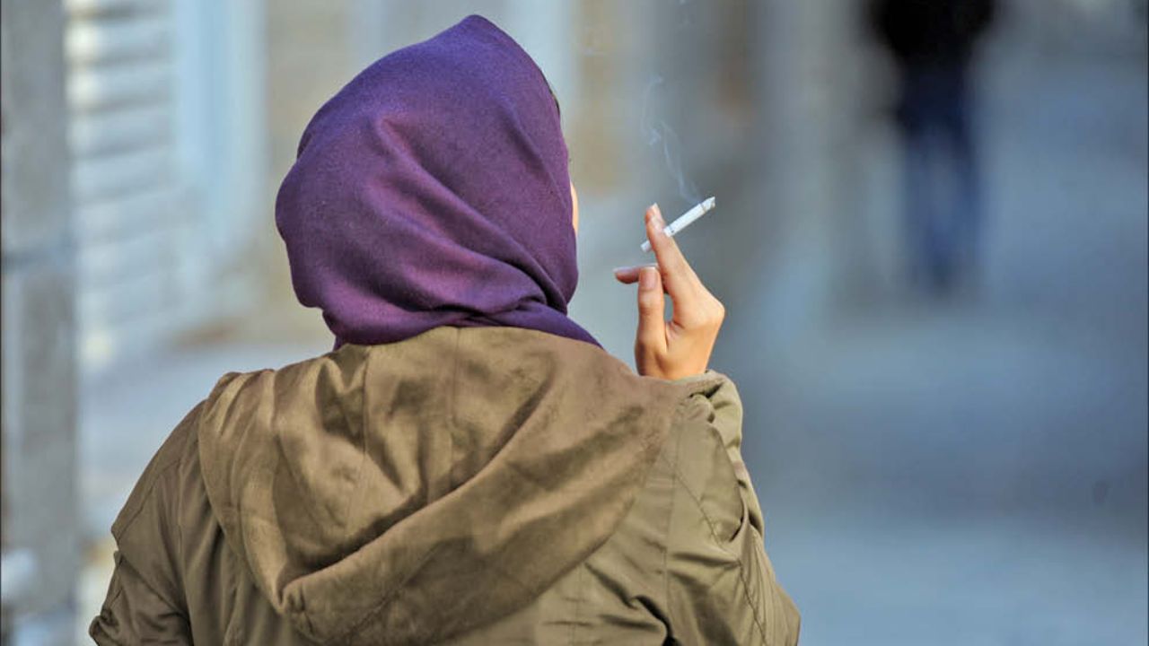 جولان دختران سیگاری در شهر