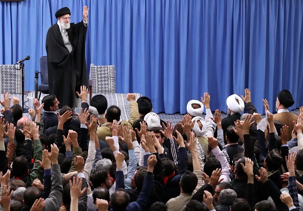 رهبر انقلاب: فردی که از سخن گفتن بر ضد قدرت‌های خارجی میترسد، لایق نمایندگی مردم ایران نیست