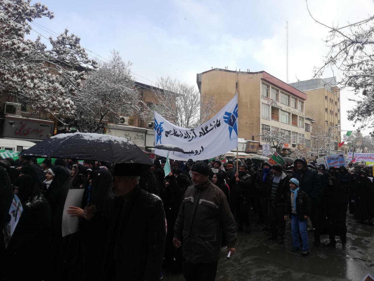 حضور دانشجویان دانشگاه آزاد ارومیه در راهپیمایی ۲۲ بهمن