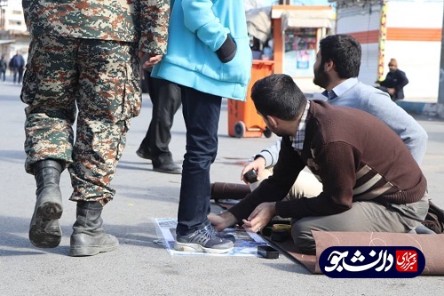 //بسیج دانشجویی دانشگاه شهید چمران اهواز در مسیر راهپیمایی ۲۲ بهمن ۴ غرفه برپا کرد
