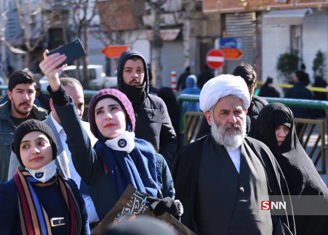 تصویر شکارچی روح‌الله زم در راهپیمایی ۲۲ بهمن