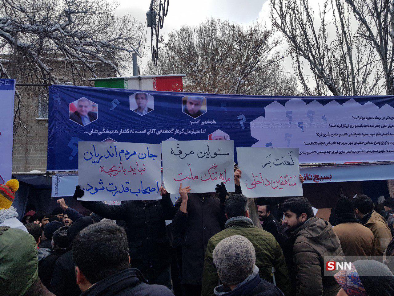 بسیج دانشجویی دانشگاه سهند در راهپیمایی ۲۲ بهمن غرفه ندای مستضعفین برپا کرد