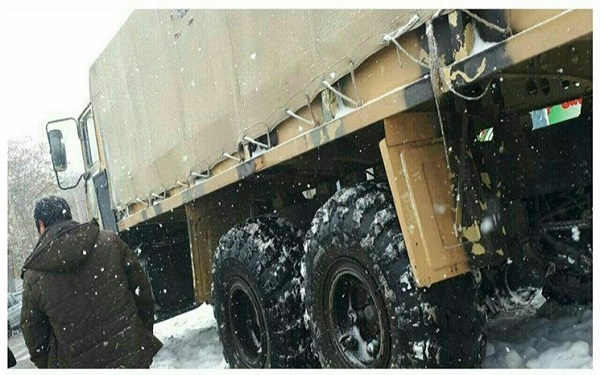 ارتش برای کمک به مردم گرفتار در برف هشترود نفربر اعزام کرد+ تصاویر