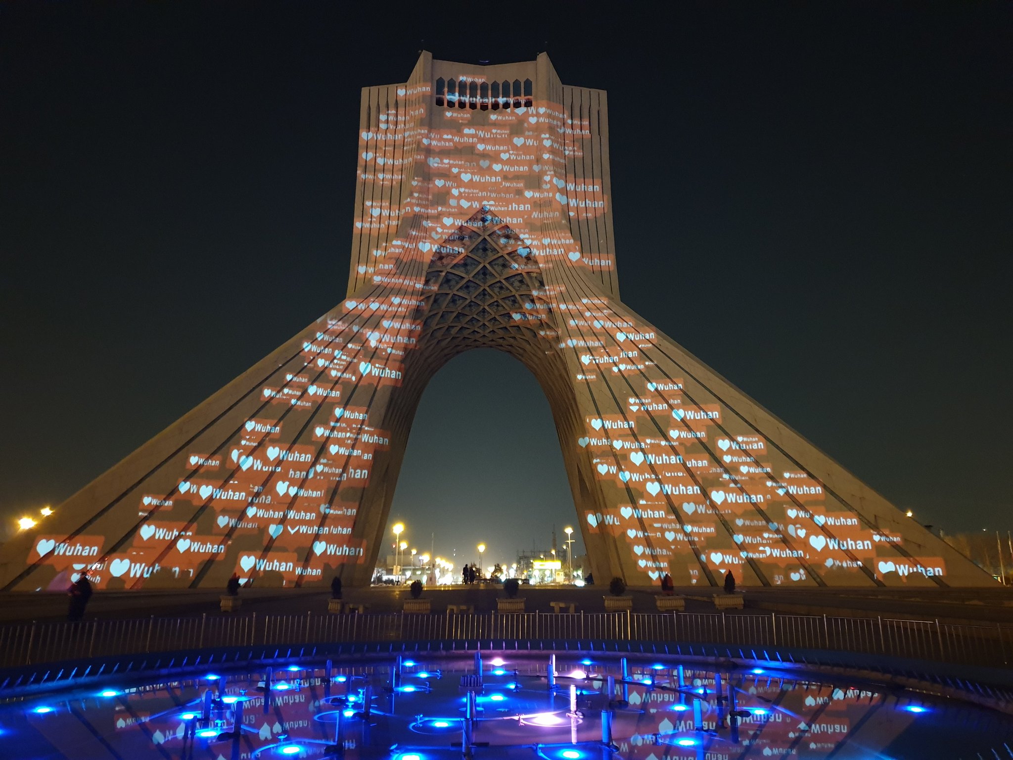 عکس| اکران تصاویر مربوط به چین بر روی «برج آزادی» تهران