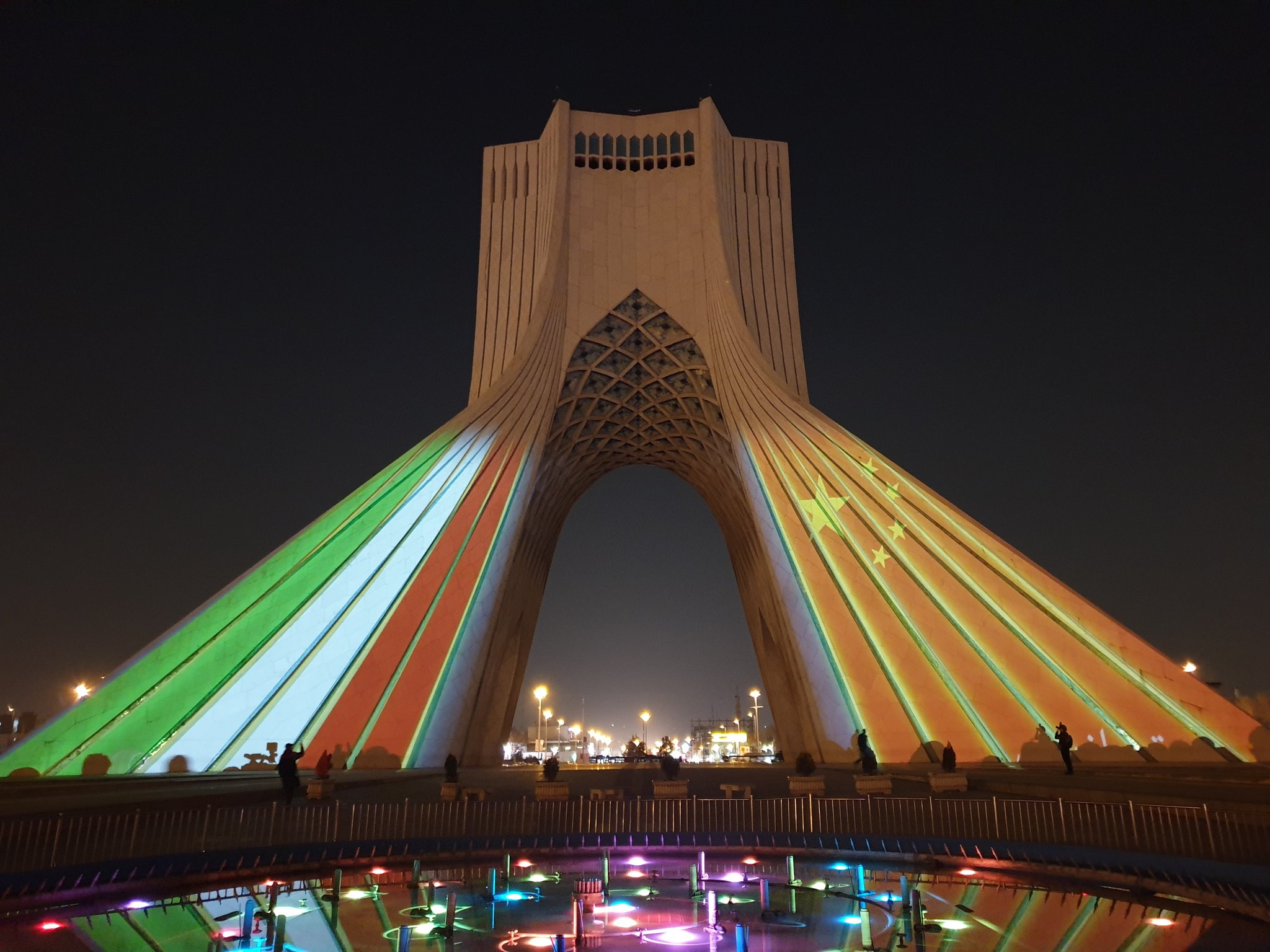 عکس| اکران تصاویر مربوط به چین بر روی «برج آزادی» تهران