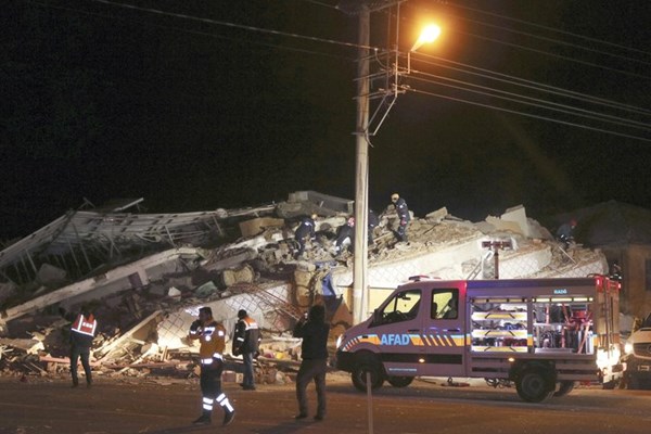 افزایش تلفات زلزله ترکیه به ۲۱ کشته و ۱۰۳۰ مجروح + فیلم و عکس