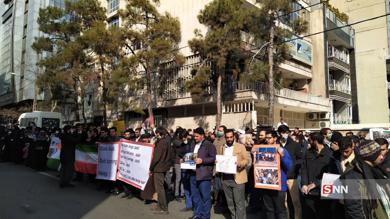 گروه‌های مختلف مردم تهران مقابل سفارت هندوستان تجمع کردند+ تصاویر