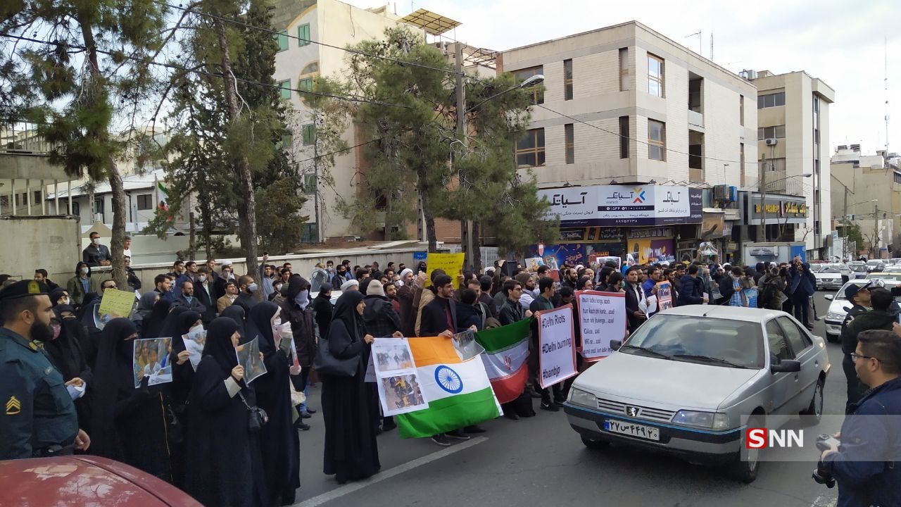 دانشجویان و طلاب به همراه گروه‌های مختلف مردم تهران مقابل سفارت هندوستان تجمع کردند+ تصاویر