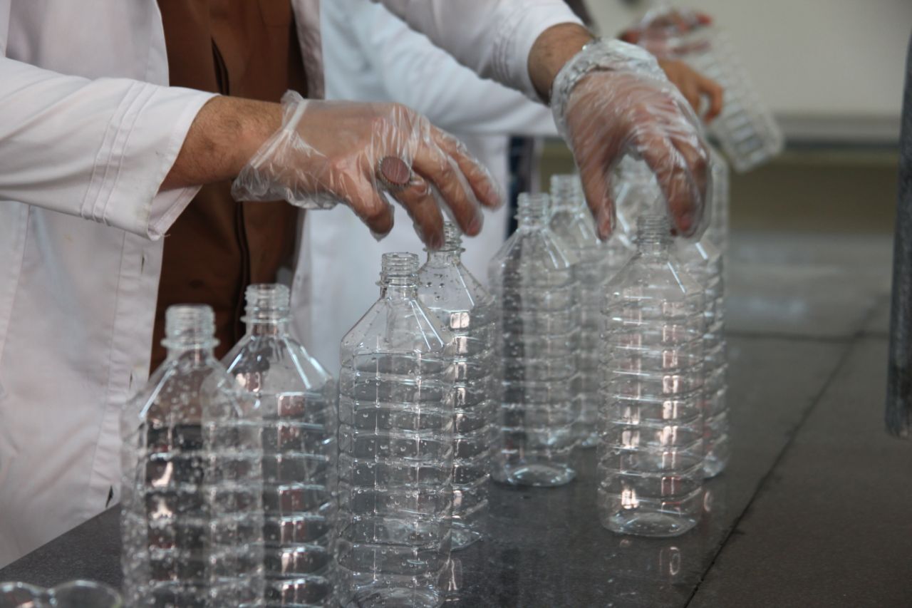 برای پنجشنبه// تولید و توزیع ۴۰۰۰ بطری مواد ضدعفونی کننده توسط دانشجویان سمنانی